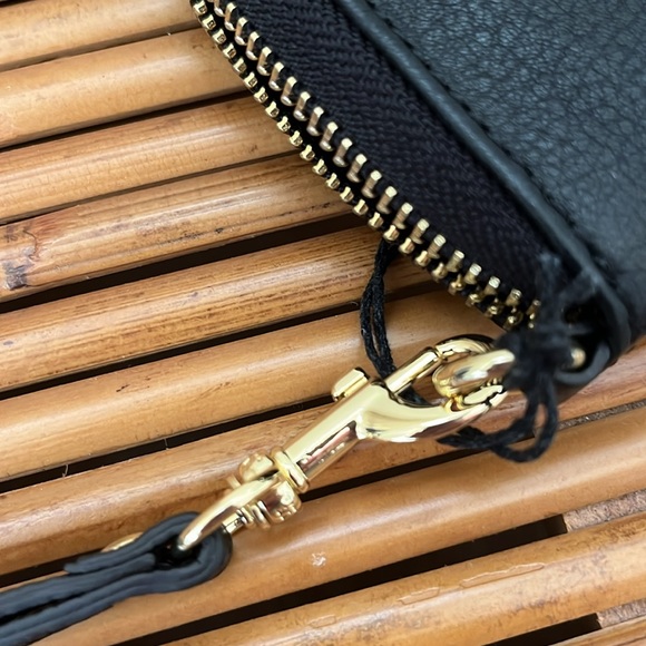 Black Leather Zip Around Wristlet by Aimee Kestenberg - New with Tags - Picture 3 of 8